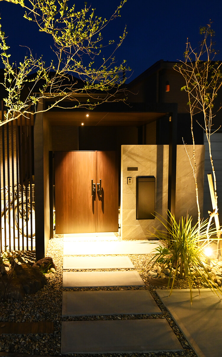 門扉と植栽をライトアップした高級感のある門まわり外構。照明計画を活かしたエクステリア＆ガーデン施工例。